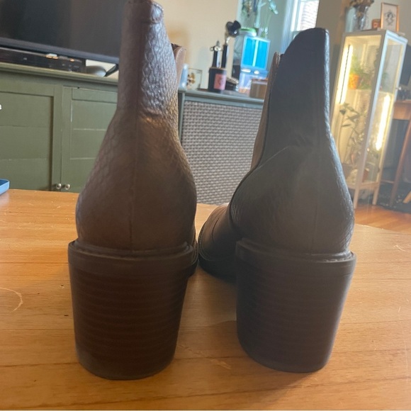 EUC Clarks Tan Booties Size 8 - Picture 4 of 7